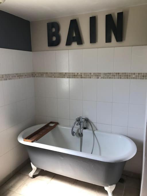 Maison Vendeenne A 5 Min Du Bord De Mer Saint-Hilaire-la-Forêt エクステリア 写真